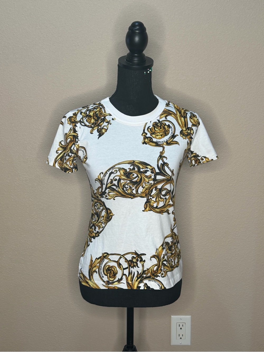 Versace White Tee Sz S (4) . Versace Jeans Couture collection - Picture 2 of 6